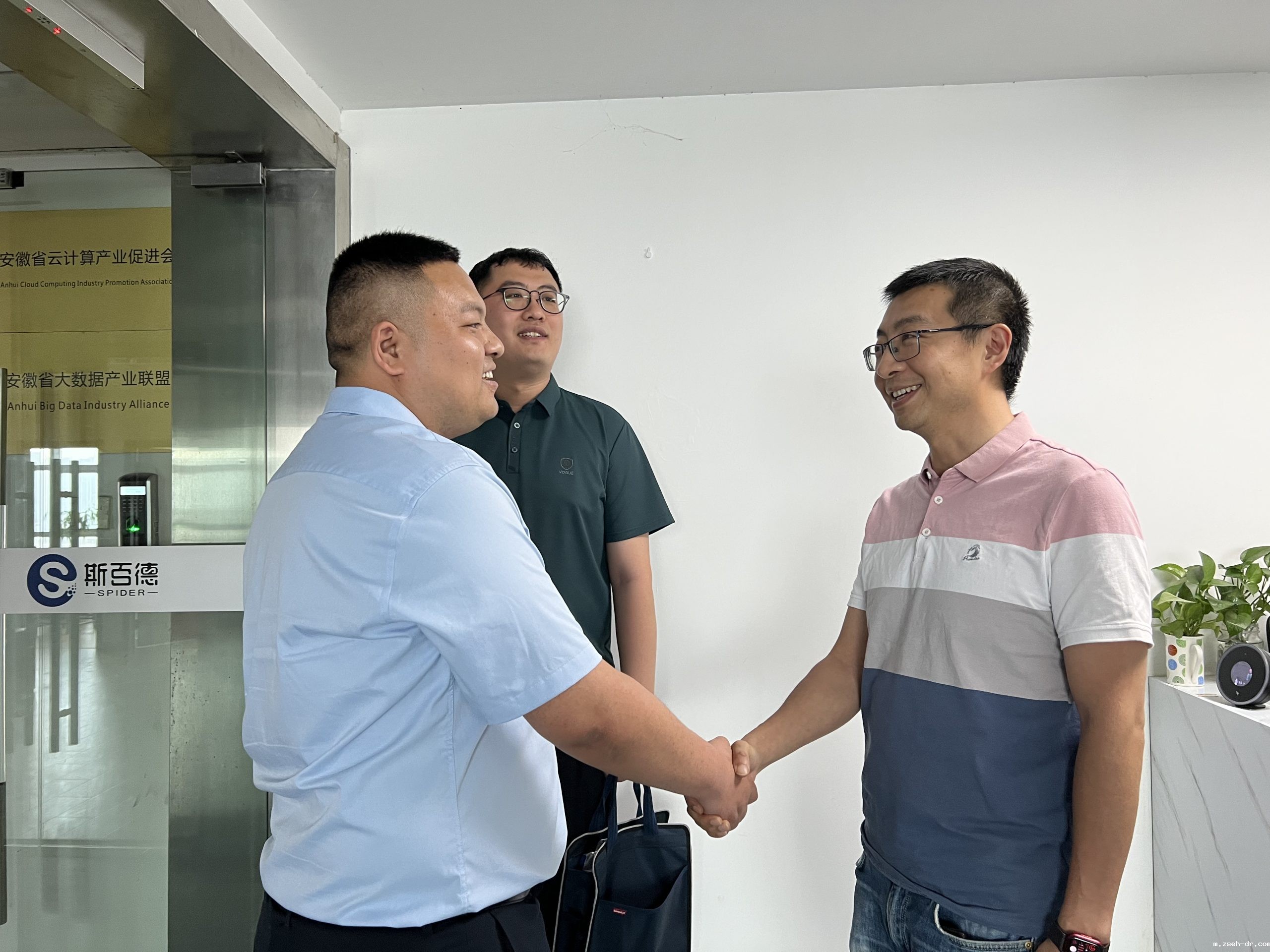 江苏涟水经济开发区招商部部长高扬一行莅临华体汇app官方下载考察指导